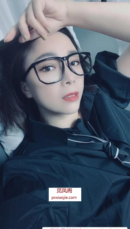 轻熟眼镜姐姐