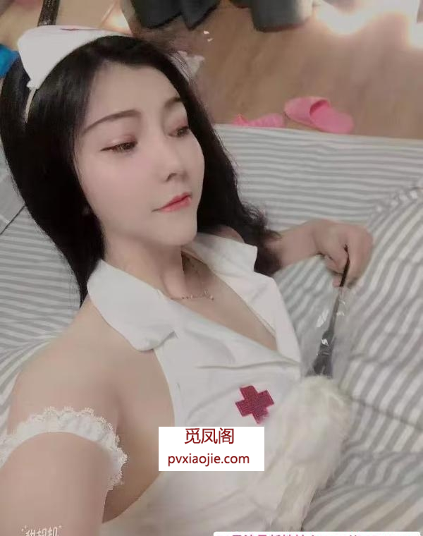 黑丝大胸骚姐姐