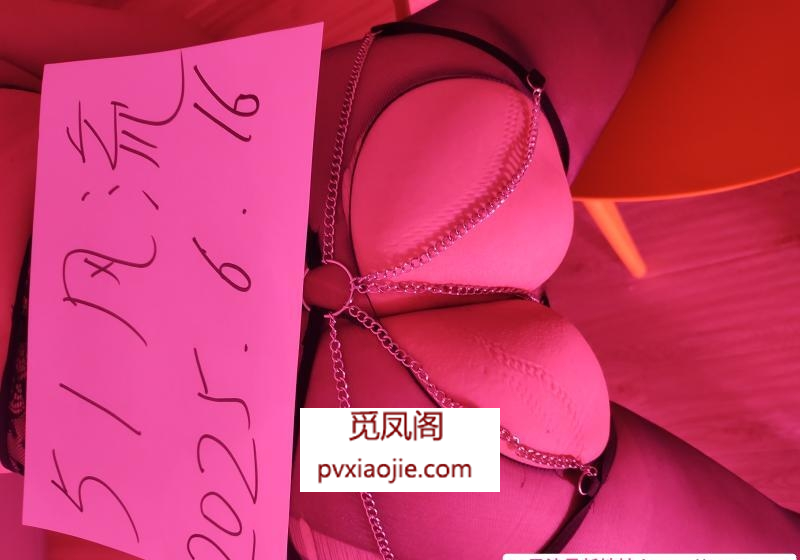 黑丝大长腿肥臀骚妇