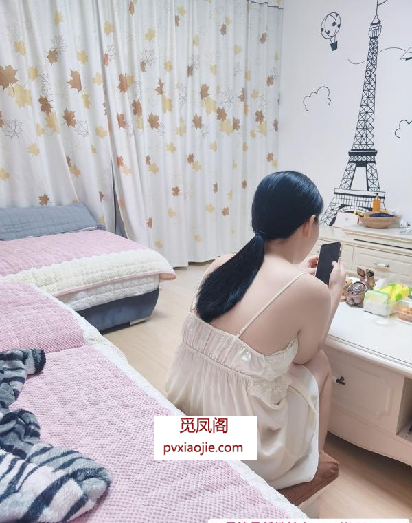白嫩小巧少妇