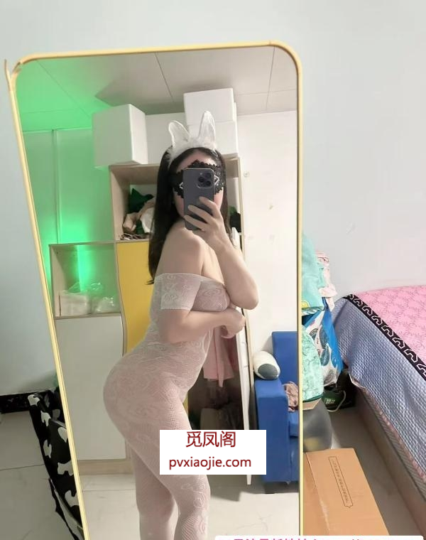 黑丝蜜桃臀小静