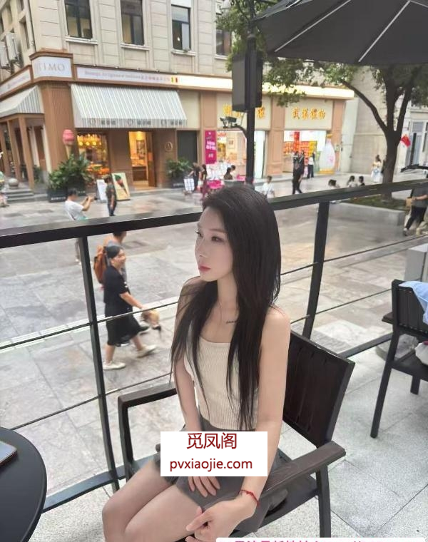 江岸小美女