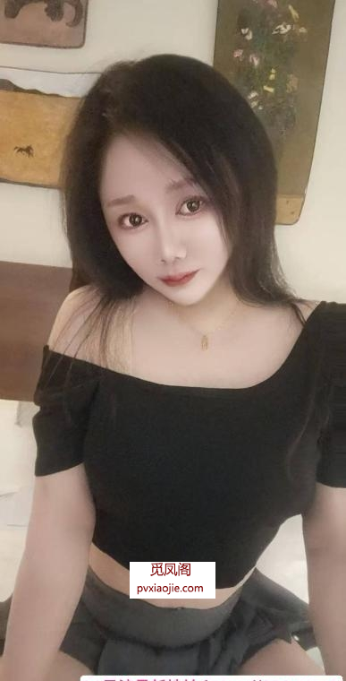 白皙胸大的小姐姐
