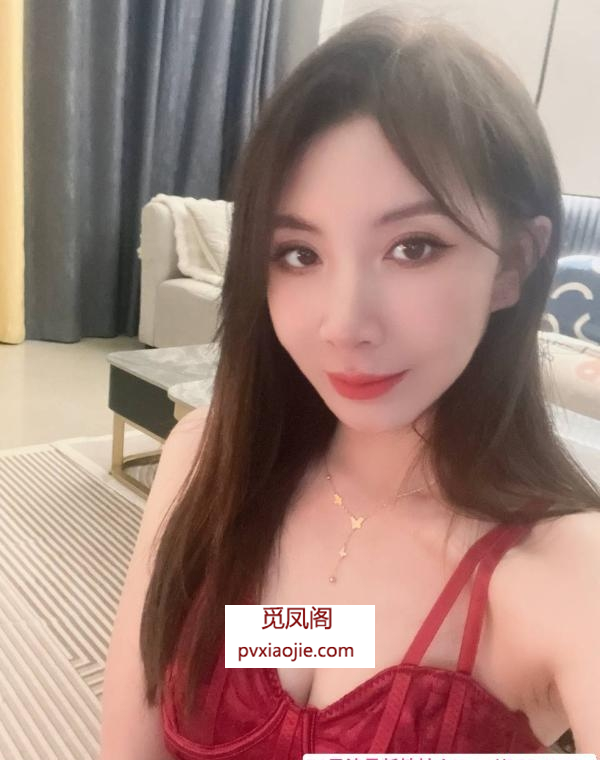 红衣裙艳儿少妇