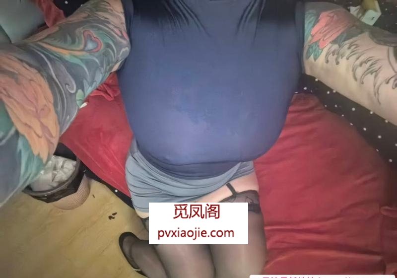 纹身大胸少妇