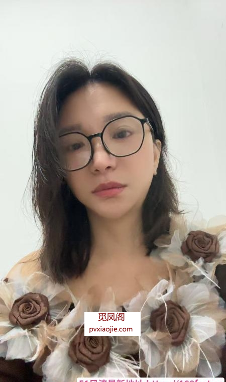 戴眼镜的大奶骚妇
