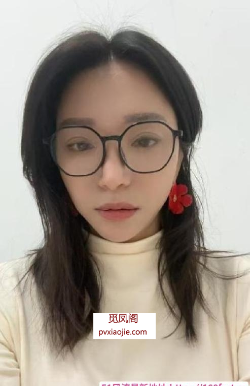 戴眼镜的大胸骚货
