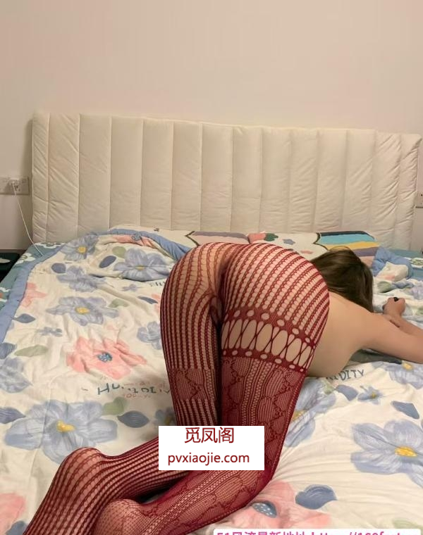 翘臀一线天宝宝
