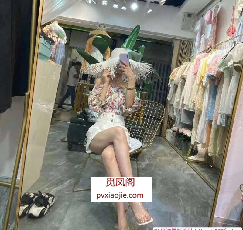 潮喷一字马少妇