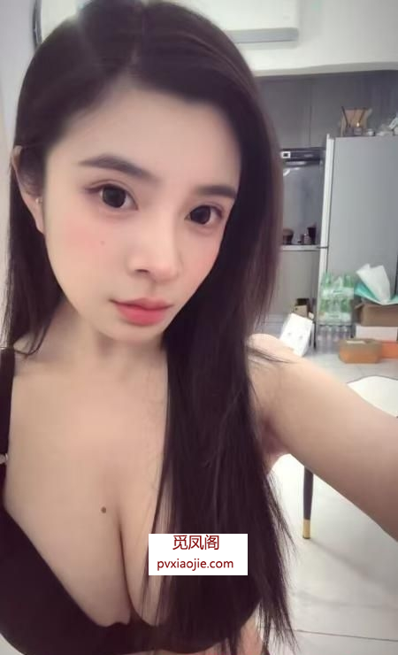 美乳翘臀小美女