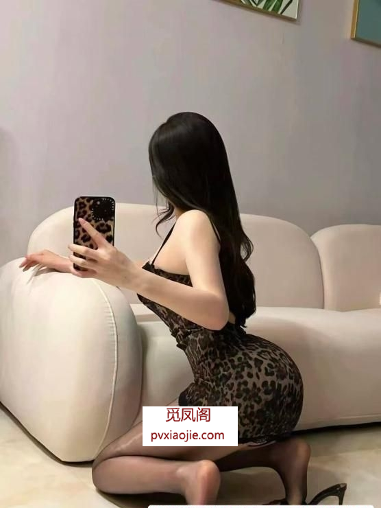 高挑长腿白皙少妇
